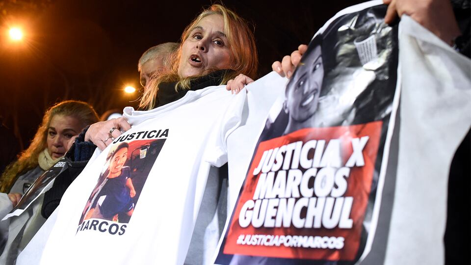 La madre de Marcos en la primera marcha que movilizó al barrio Azcuénaga.