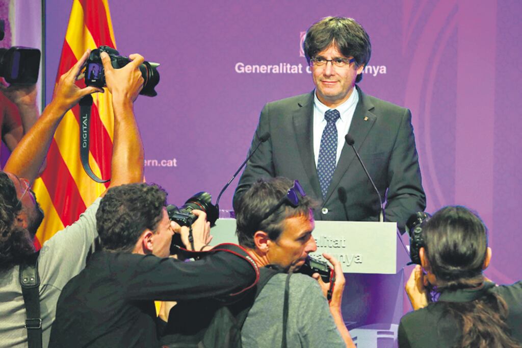 El presidente de la Generalitat, Carles Puigdemont, afirma que los catalanes van a las urnas.