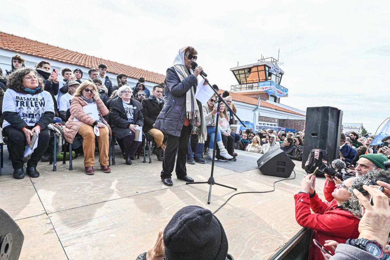 Antes de leer un poema de su hijo, Taty Almeida dijo: “Estas voces que gritan, seguirán gritando”.