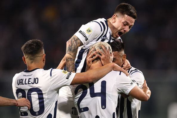 El 24 Sosa recibe todos los abrazos tras anotar el segundo de la T