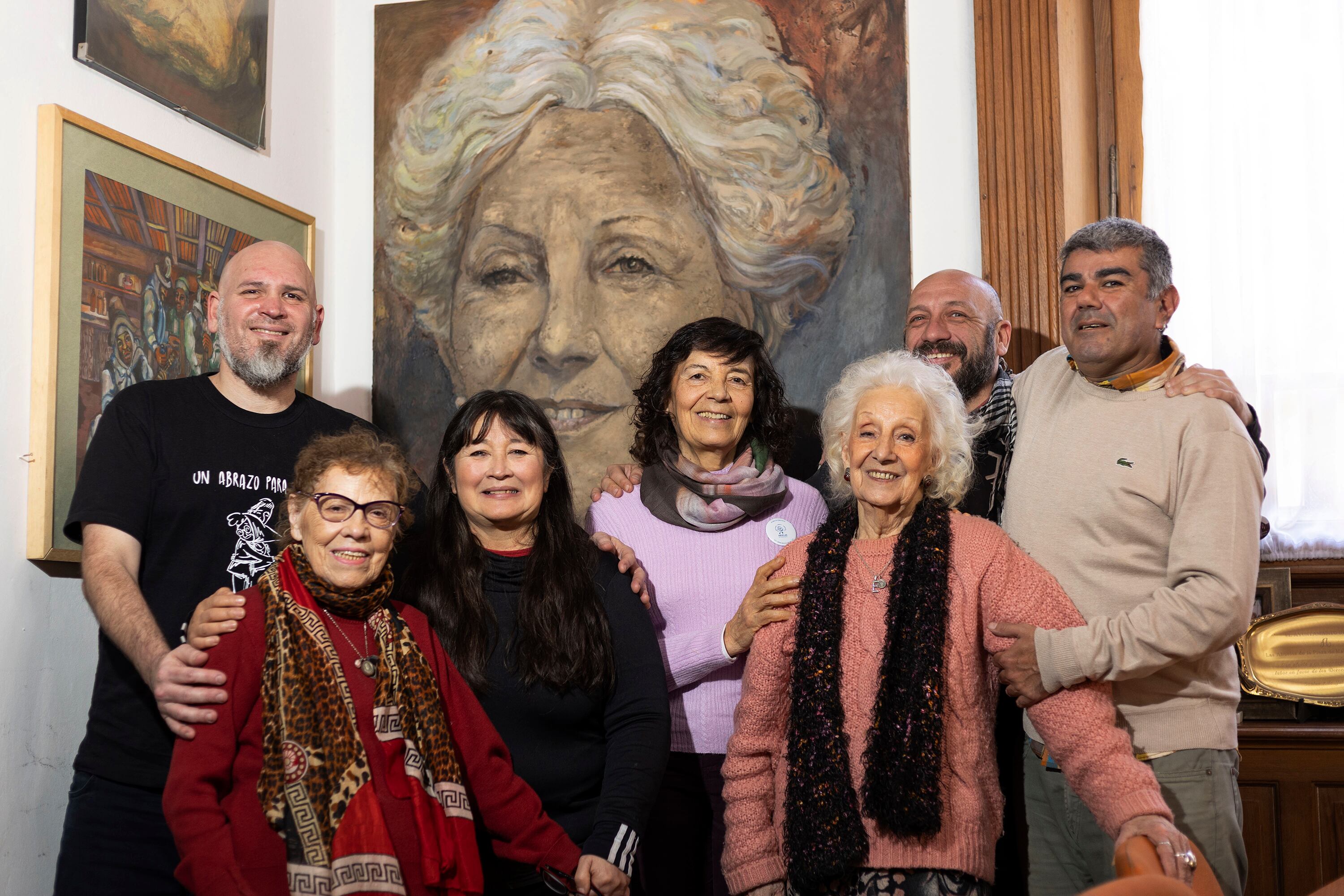 Esteban Herrera, Gladys Zalazar, María Landaburu, Miguel Santucho y Juan Pablo Moyano, junto a las Abuelas Buscarita Roa y Estela de Carlotto. 