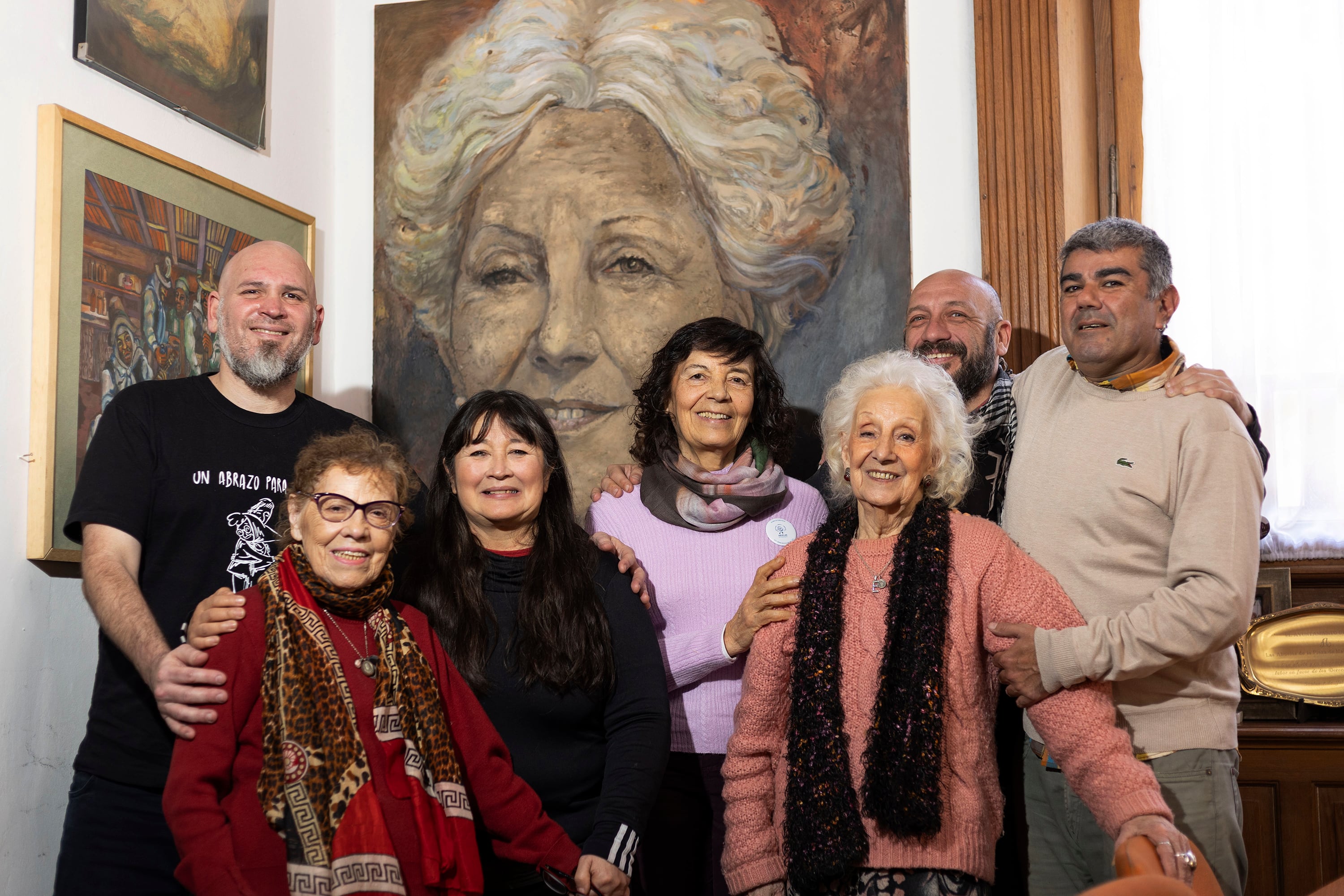 Esteban Herrera, Gladys Zalazar, María Landaburu, Miguel Santucho y Juan Pablo Moyano, junto a las Abuelas Buscarita Roa y Estela de Carlotto.