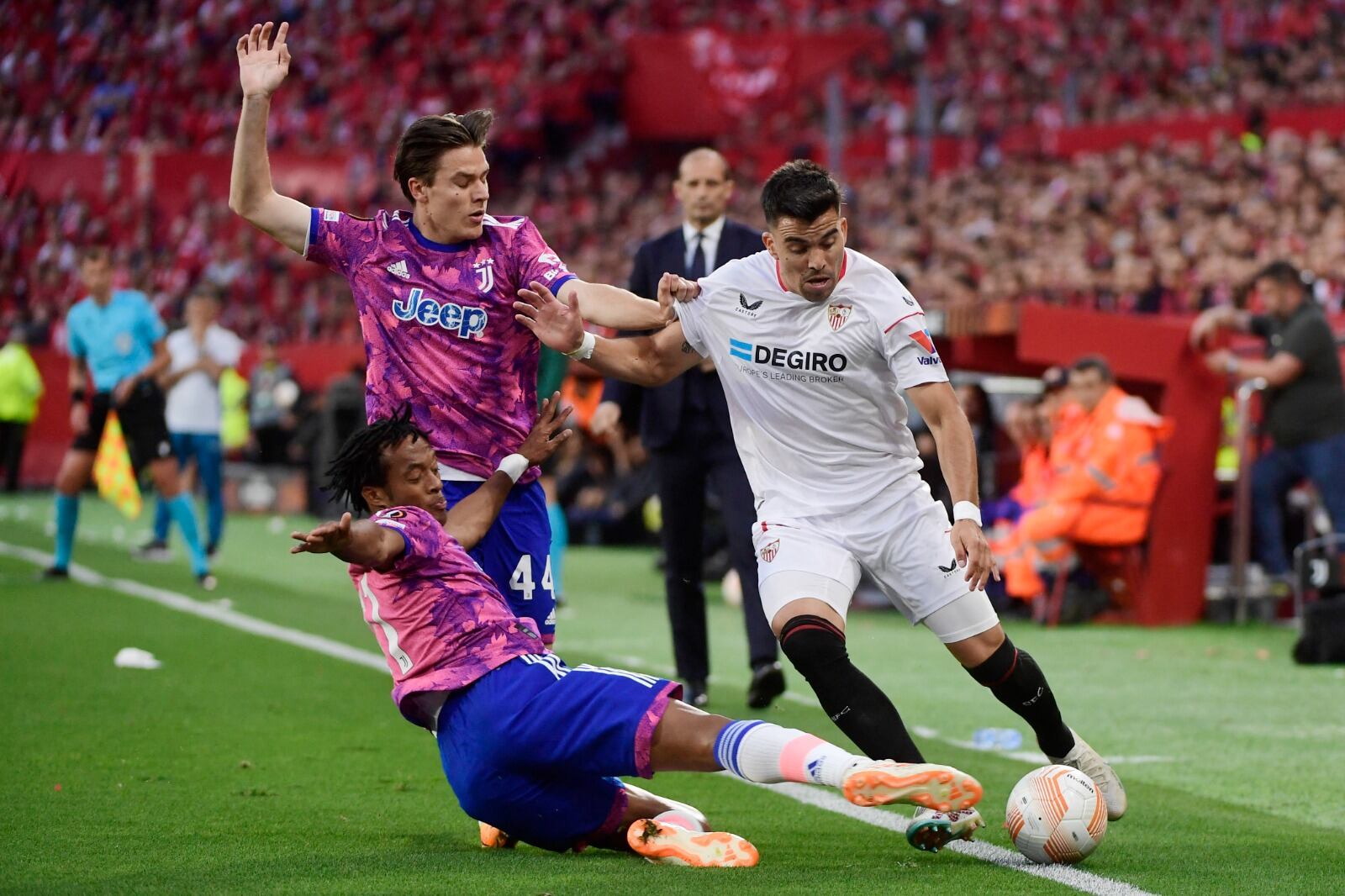 Acuña lleva la pelota ante dos rivales de la Juve en la semifinal de Europa League