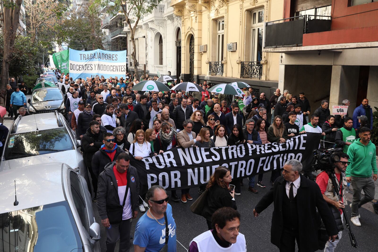 La calle Paraguay entre  Plaza Houssay y el Palacio Pizzurno. 