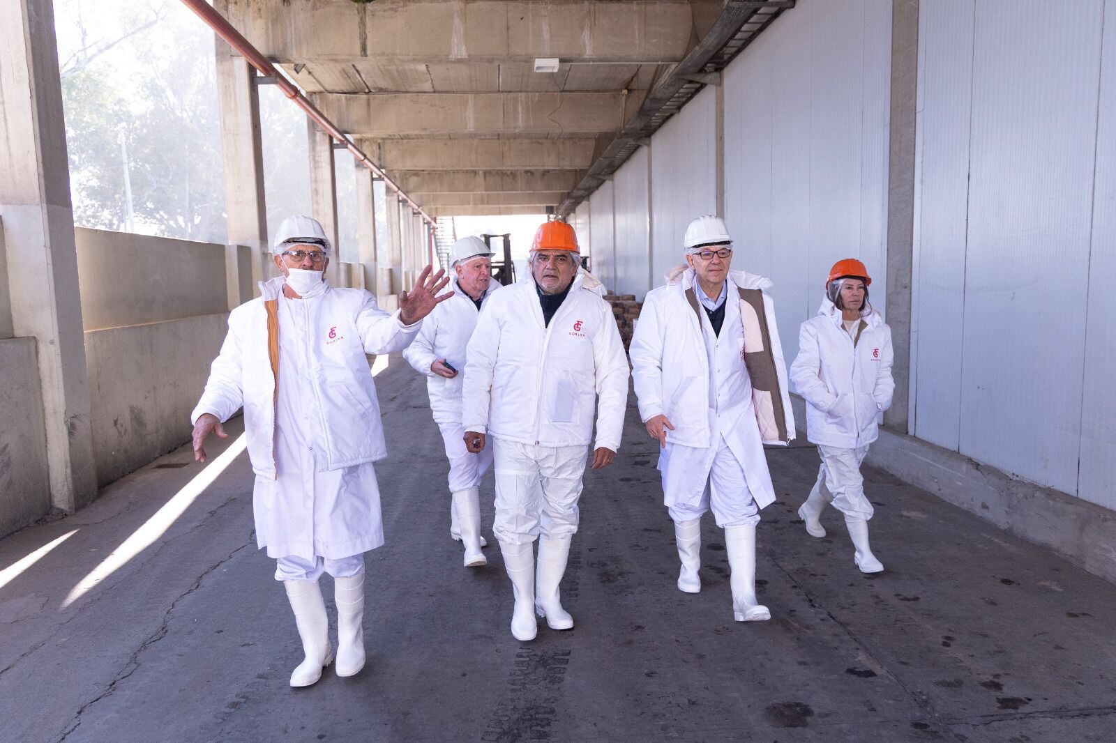 Walter Correa y los directivos del frigorífico durante la recorrida.