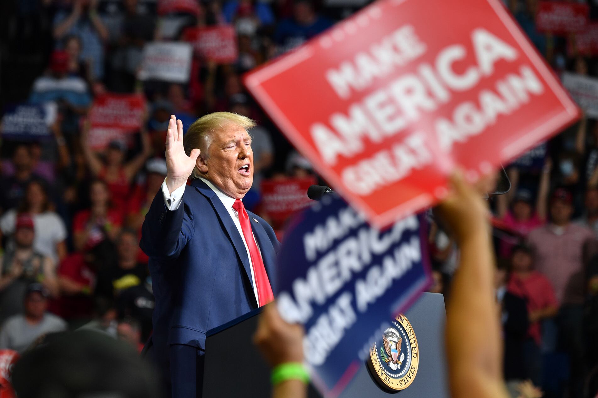 Trump le habl a sus seguidores en Oklahoma en la reanudación de su campaña.