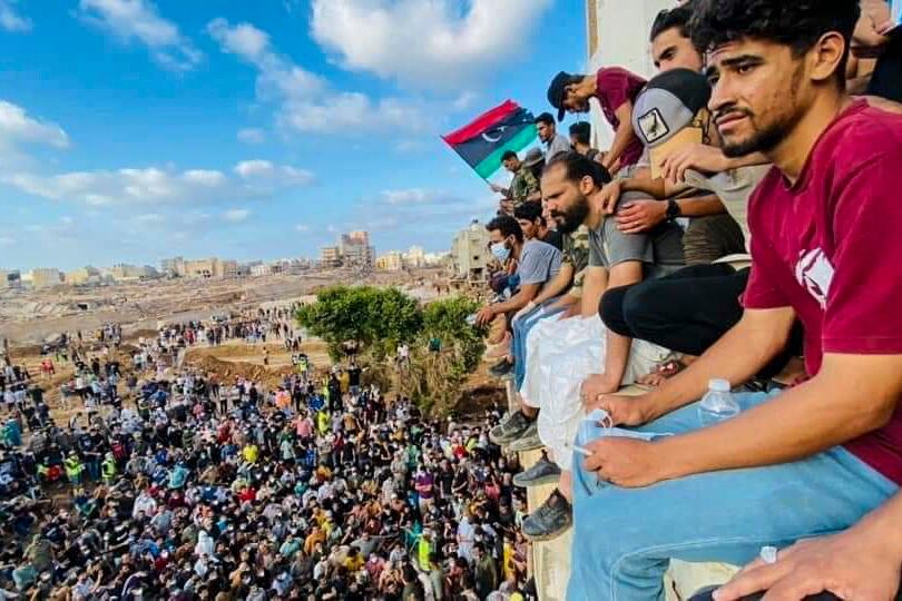 Multitudinaria manifestación en la Plaza de los Mártires, en Bengasi (este), contra el Parlamento al grito de "Libia, unidad nacional. Este u Oeste. Los libios son hermanos y no hay diferencias entre nadie".