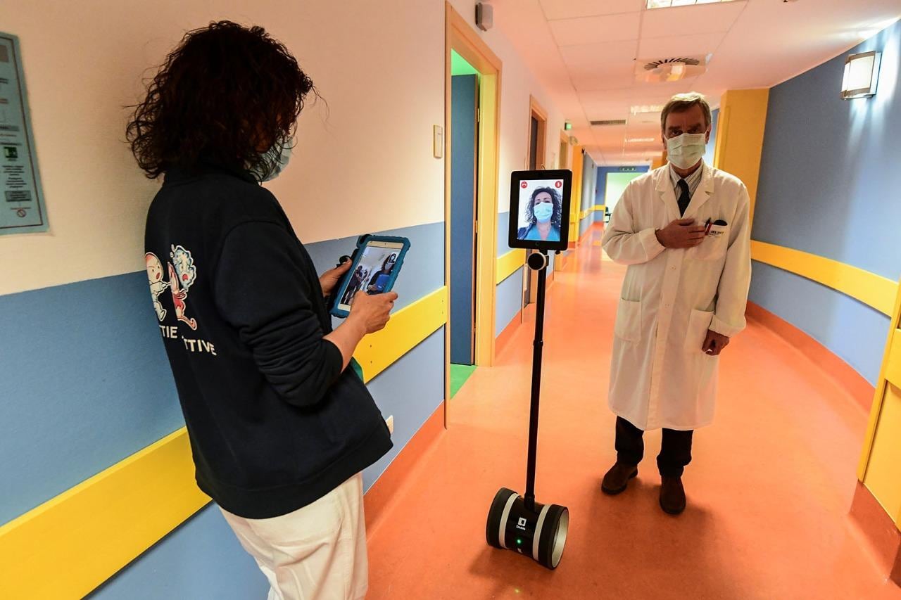 Una enfermera manipula un robot que ayuda a pacientes de coronavirus en un hospital de Varese, Italia.