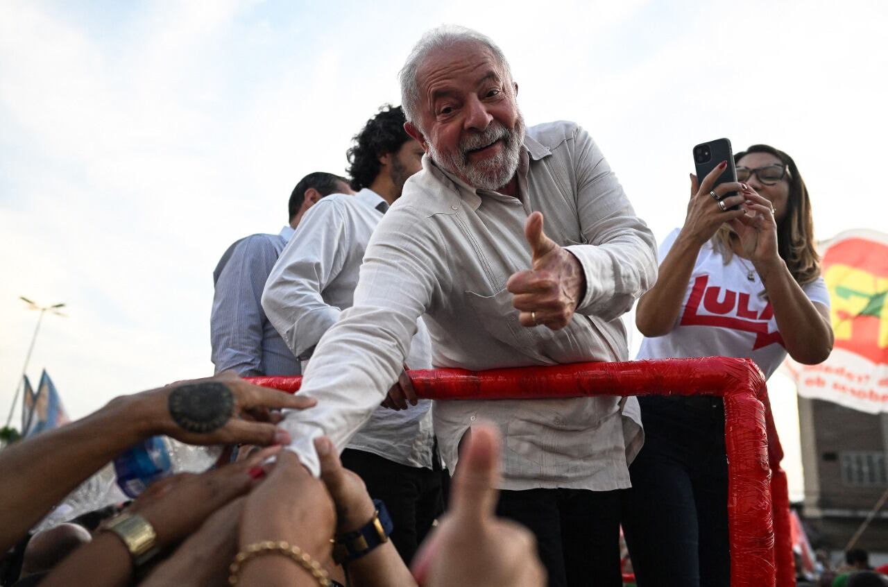 Saludos a Lula durante una caravana en Río de Janeiro.
