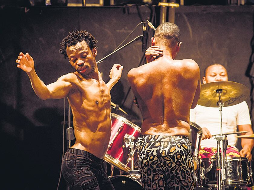 La pieza utiliza la performance escénica para hablar de colonialismo, corrupción y esclavitud.