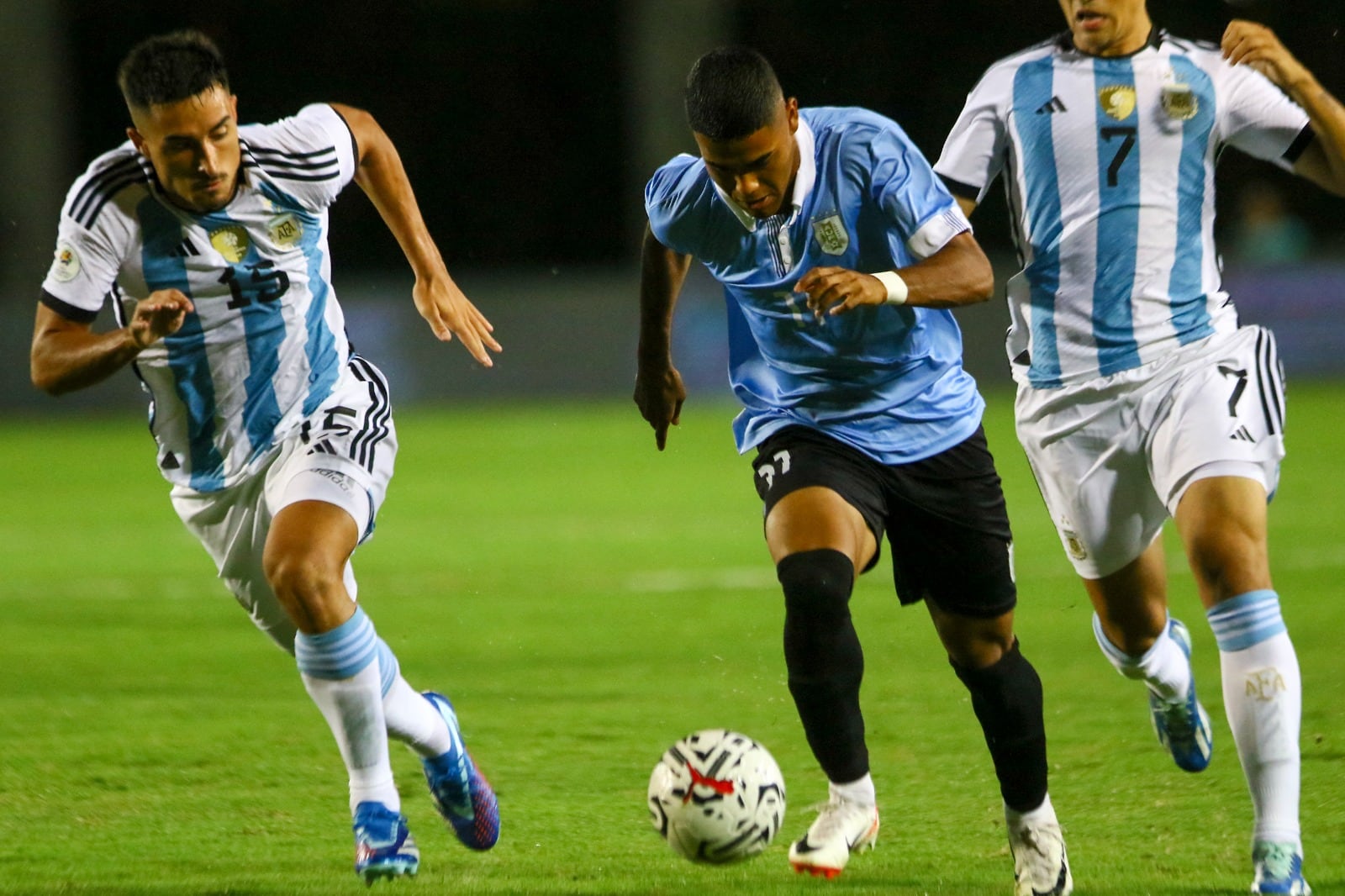 Luján (San Lorenzo) y Solari (River) persiguen al uruguayo De los Santos.