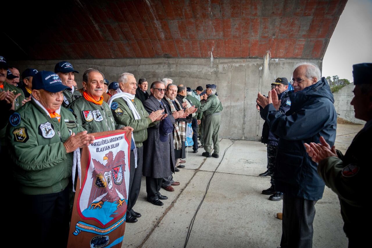 Jorge Taiana, durante el acto, junto a los veteranos en Puerto San Julián.