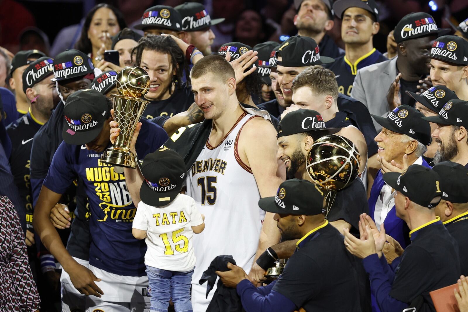 Nikola Jokic levanta el trofeo al MVP de las Finales, junto a su hija. Es recién el quinto no estadounidense en ganarlo.