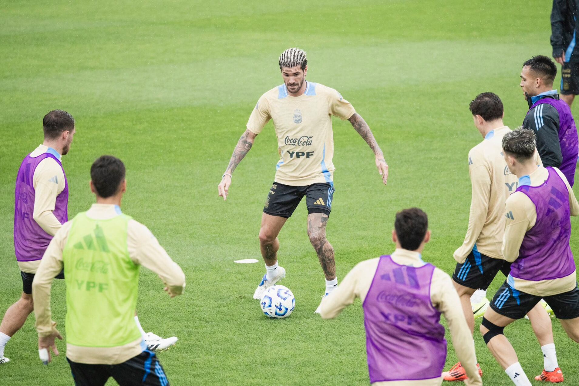 De Paul tiene la pelota durante el entrenamiento