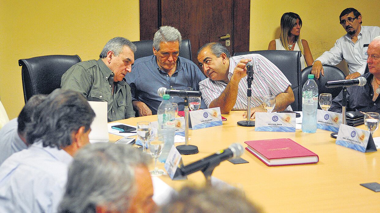 Héctor Daer, Carlos Acuña y Juan Carlos Schmid encabezaron ayer la reunión del consejo directivo de la CGT.