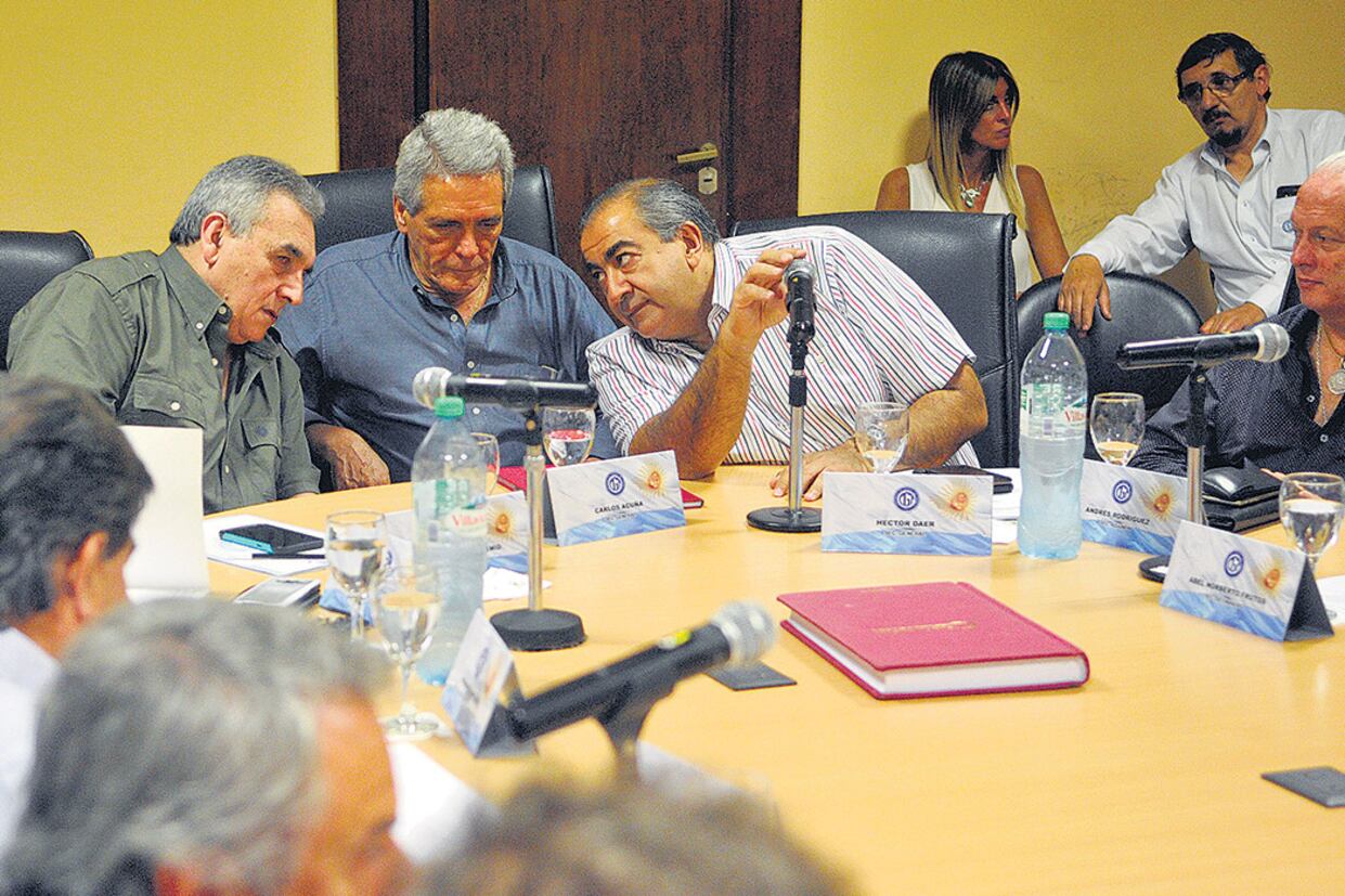 Héctor Daer, Carlos Acuña y Juan Carlos Schmid encabezaron ayer la reunión del consejo directivo de la CGT.