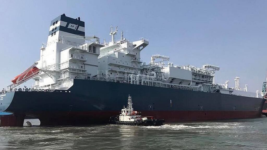 El barco regasificador Hoegh Esperanza encalló en el canal de Punta Indio y hasta ser removido bloqueó por varias horas la navegación.