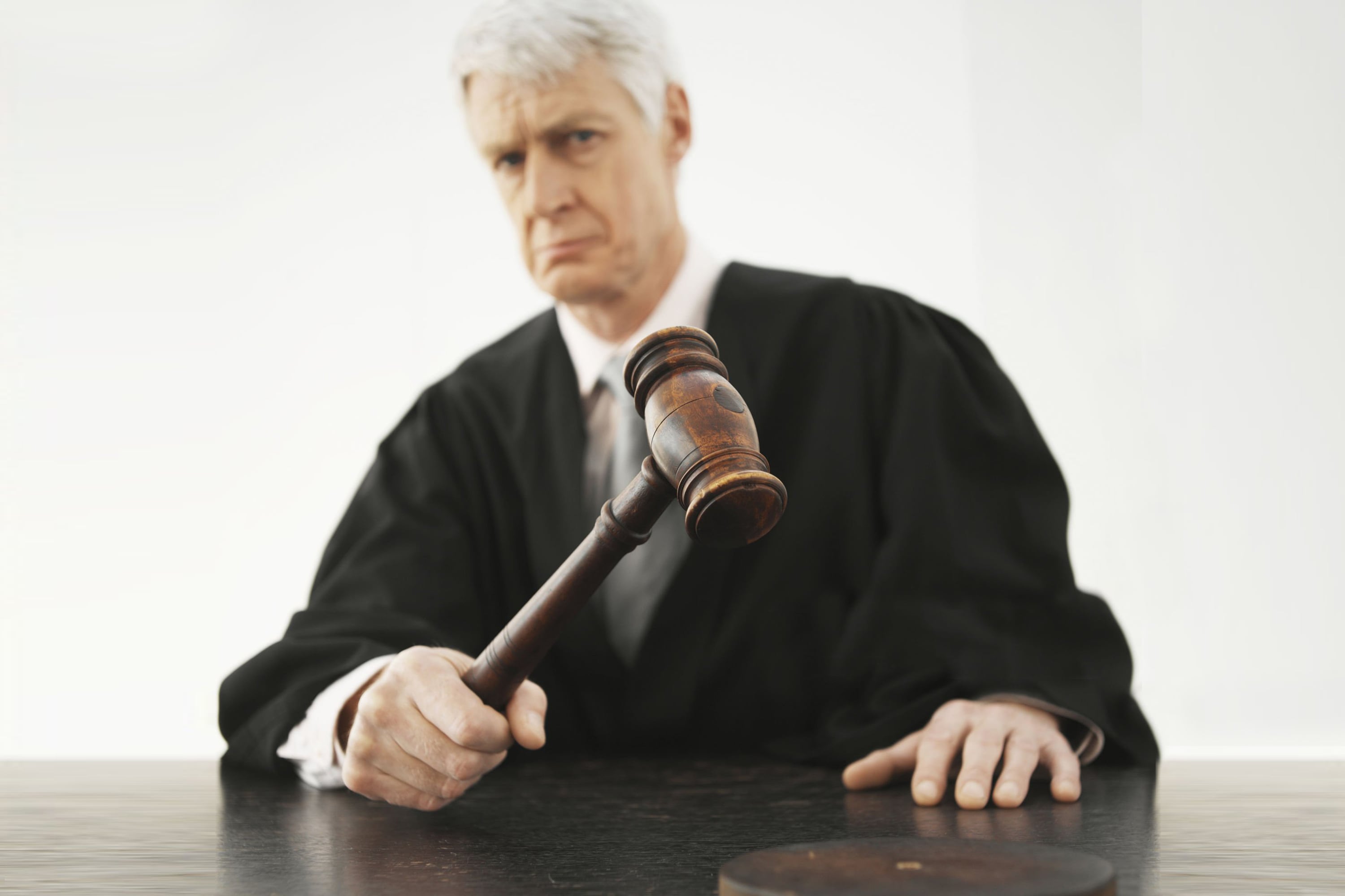 Javier Milei quiere a los jueces con toga y martillo