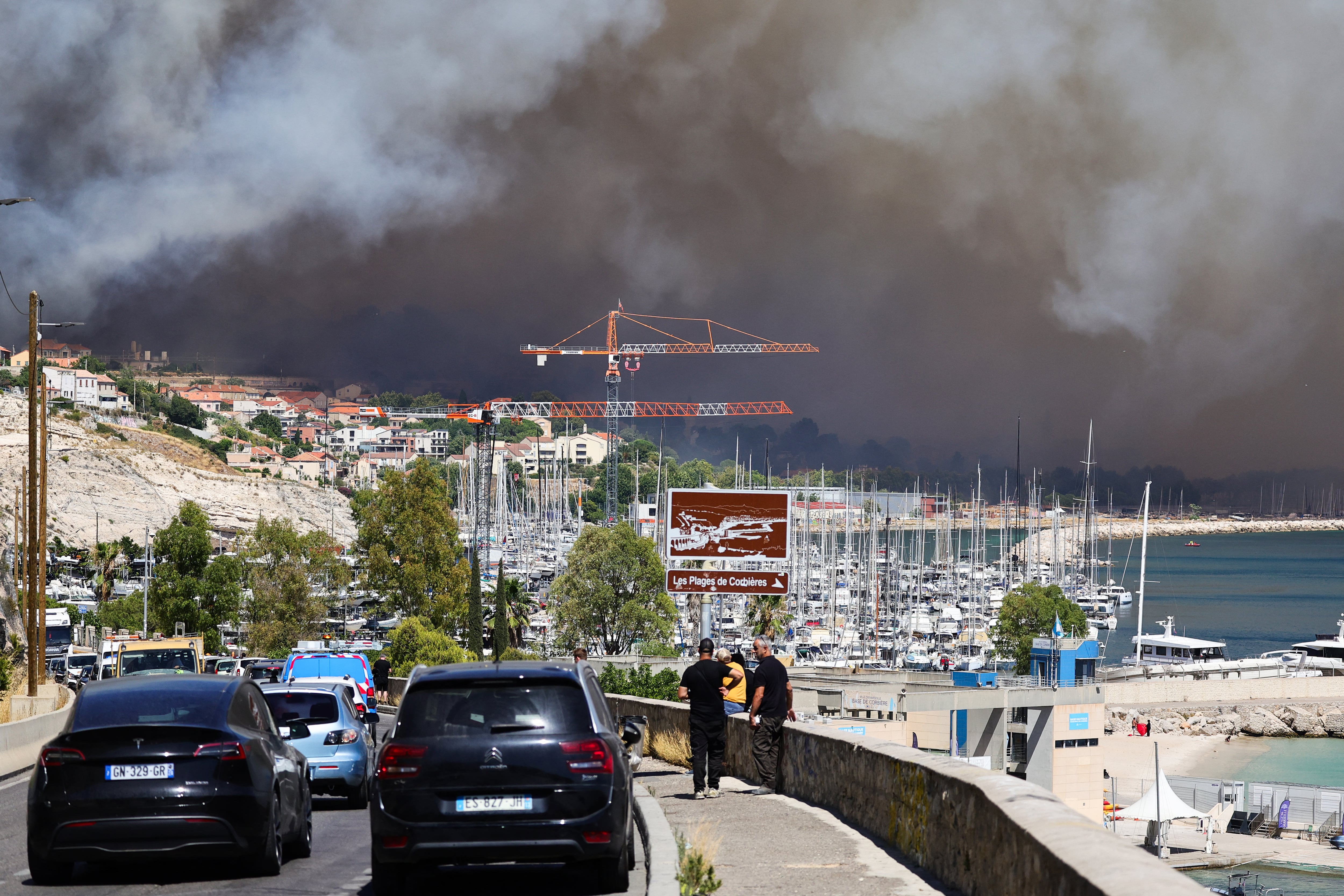 El humo llegó a la playa de Corbieres, en Marsella.
