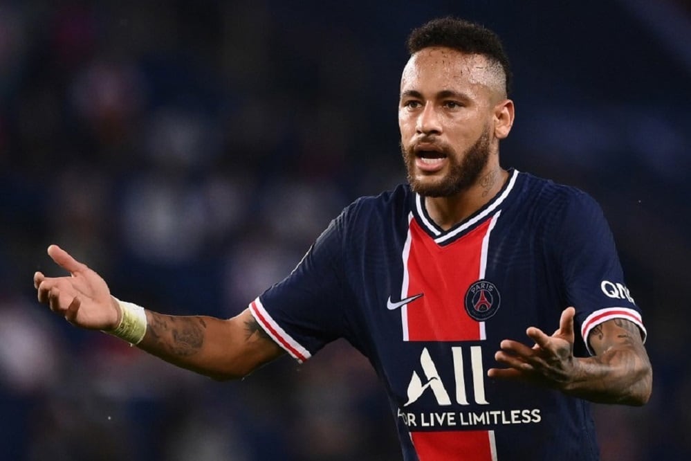 Neymar se debate entre firmar con el PSG hasta 2025 o regresar al Barcelona.