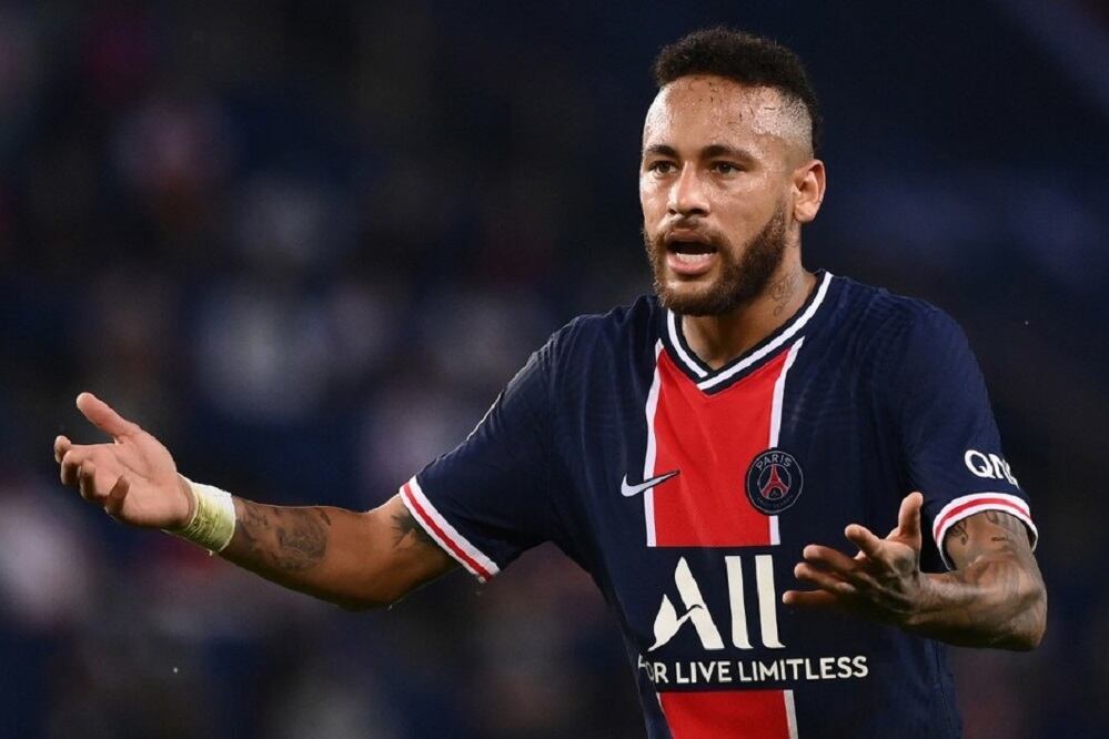 Neymar se debate entre firmar con el PSG hasta 2025 o regresar al Barcelona.
