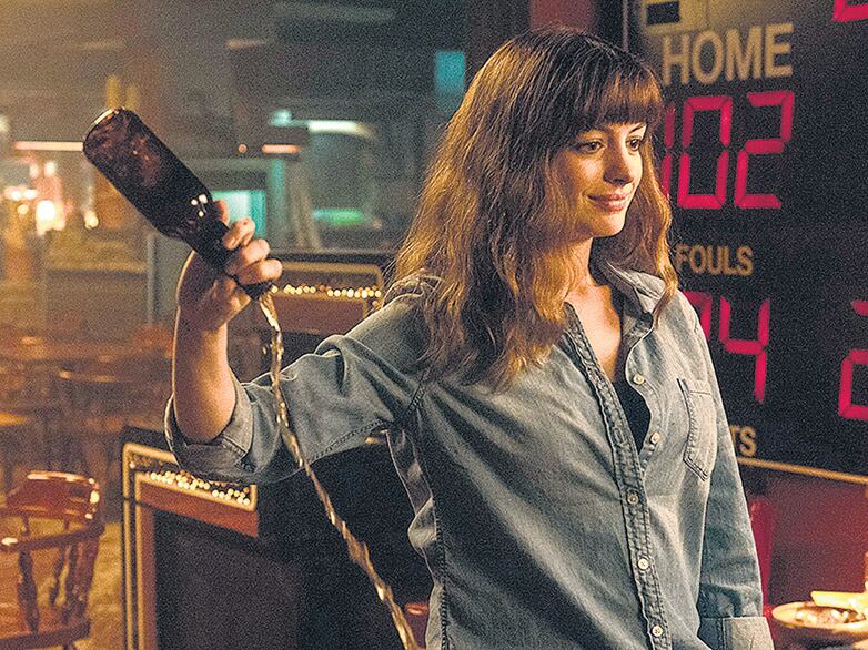 Hathaway es Gloria, una protagonista cuyas acciones tienen consecuencias impensadas.