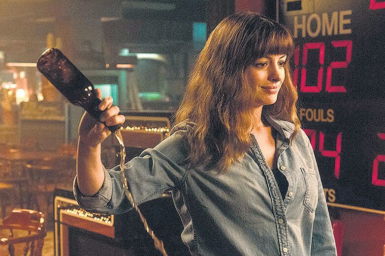 Hathaway es Gloria, una protagonista cuyas acciones tienen consecuencias impensadas.