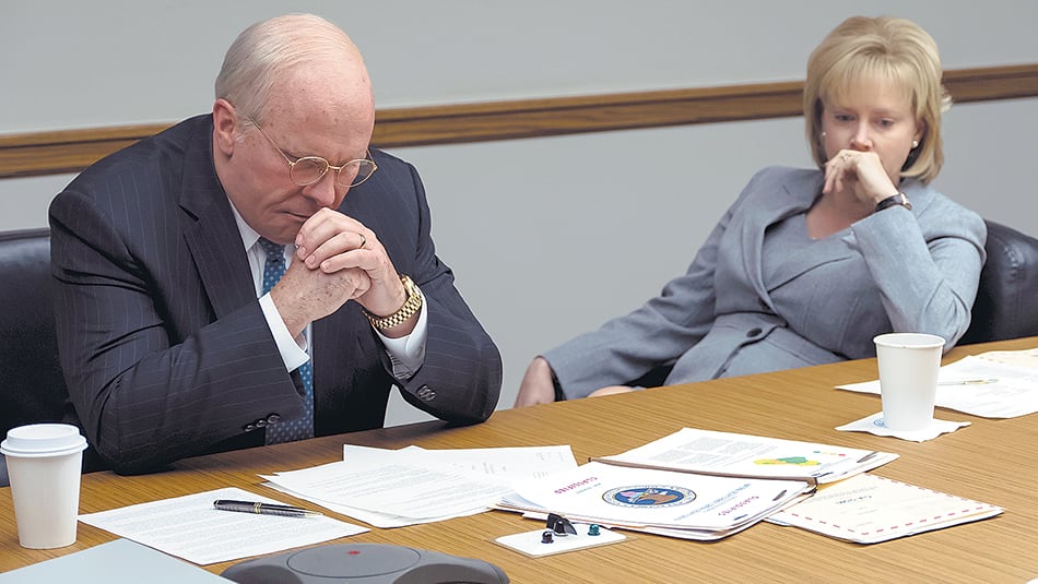 Bale y Adams elucubrando maldades como Dick Cheney y su esposa Lynn, la Lady Macbeth de la película.