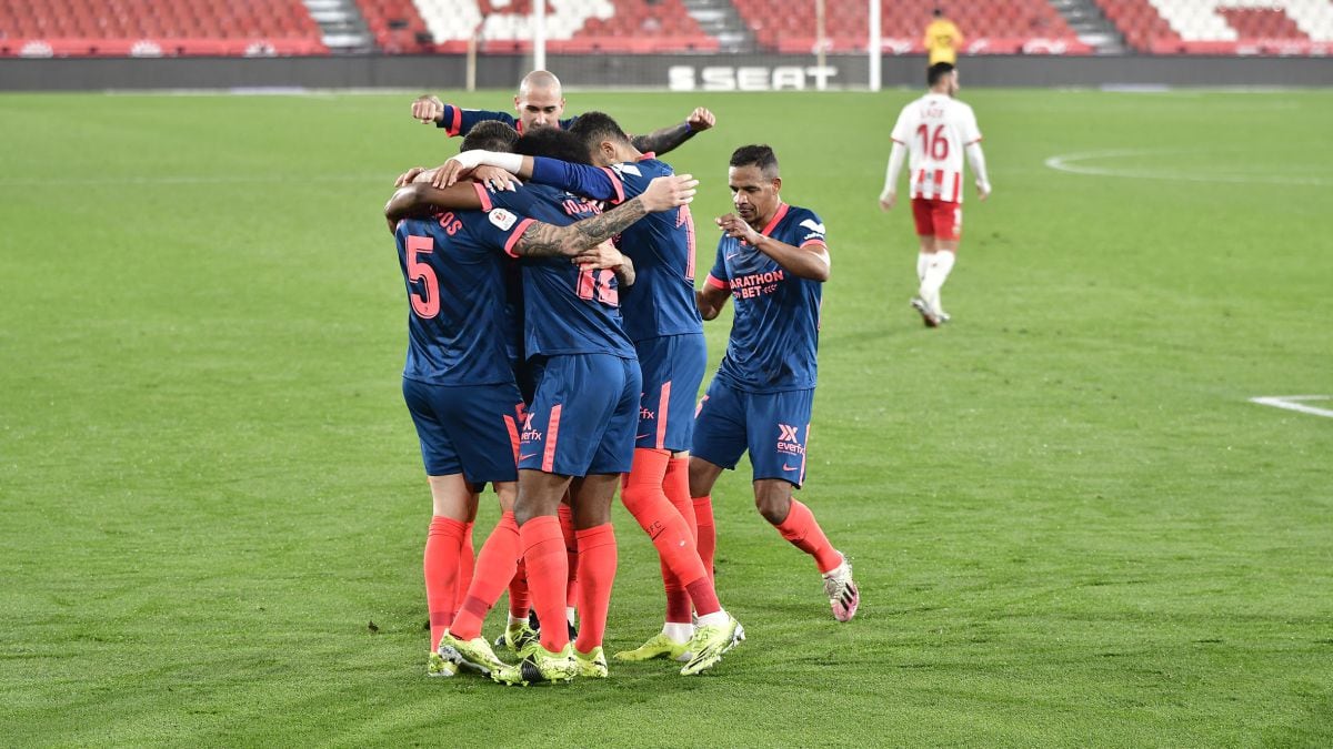 El 5 Ocampos, abrazado tras su gol por sus compañeros de Sevilla.