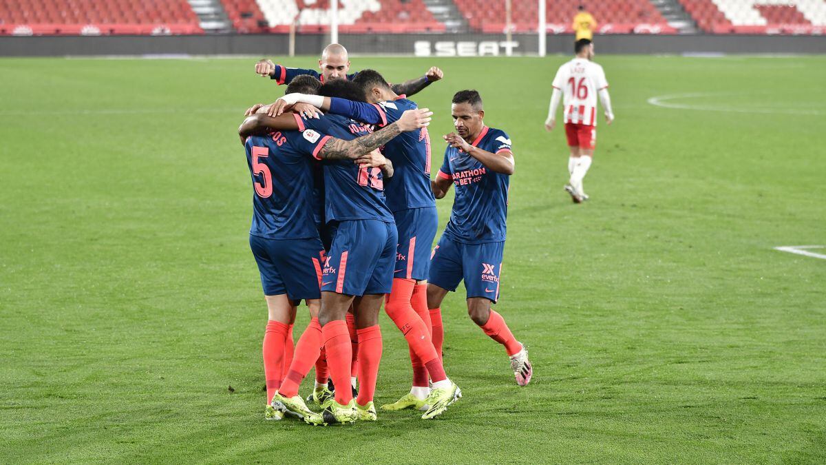 El 5 Ocampos, abrazado tras su gol por sus compañeros de Sevilla.