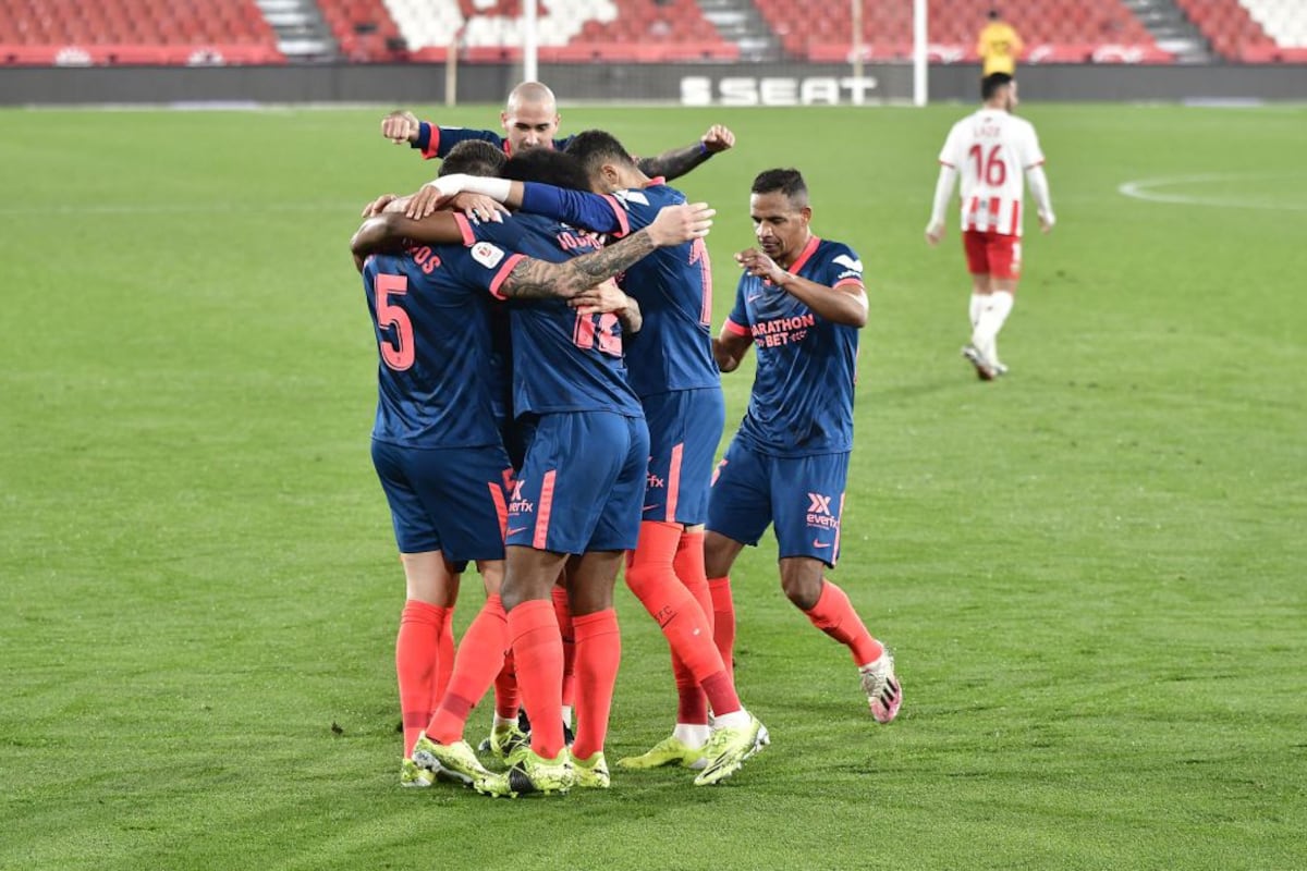 El 5 Ocampos, abrazado tras su gol por sus compañeros de Sevilla.