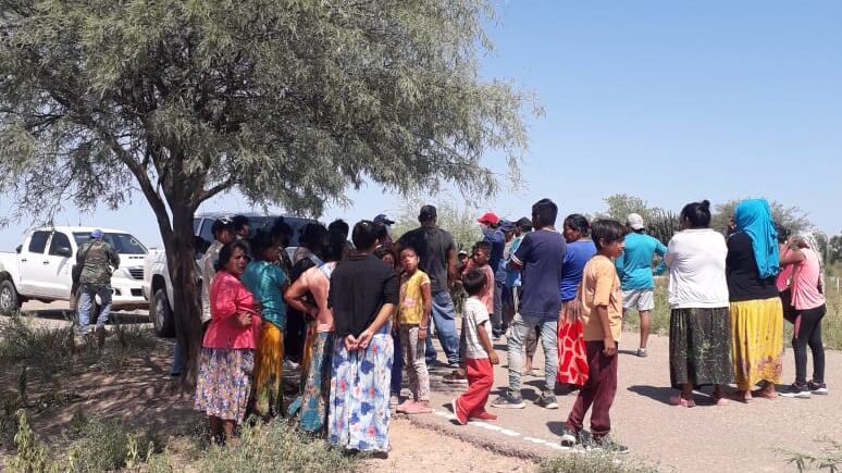 Asamblea comunitaria ayer en el acceso a Kilómetro 2. 