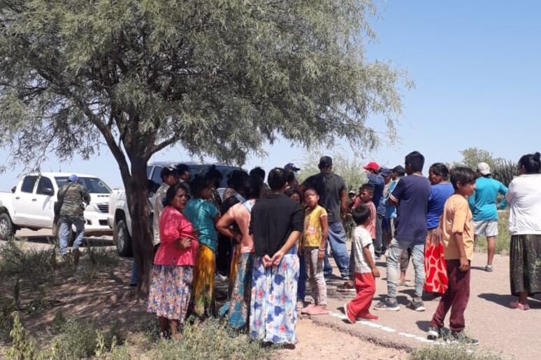 Asamblea comunitaria ayer en el acceso a Kilómetro 2.