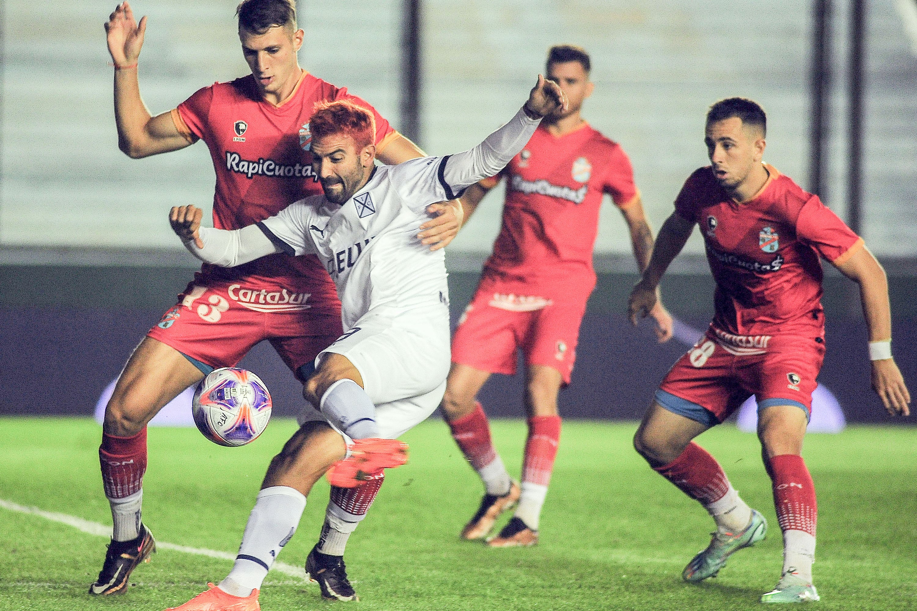 Cauteruccio intenta rematar ante un defensor