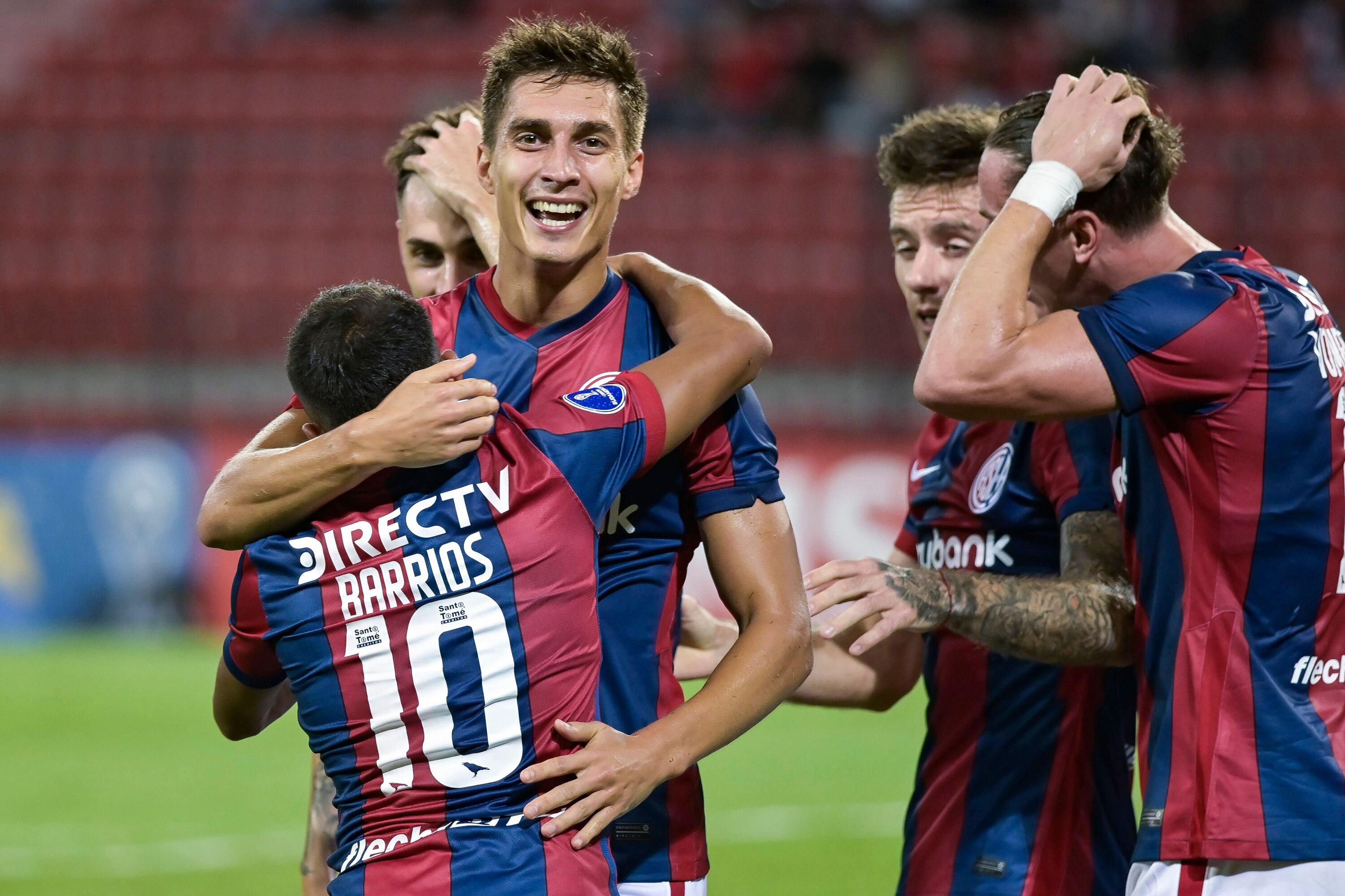 Gattoni festeja con sus compañeros