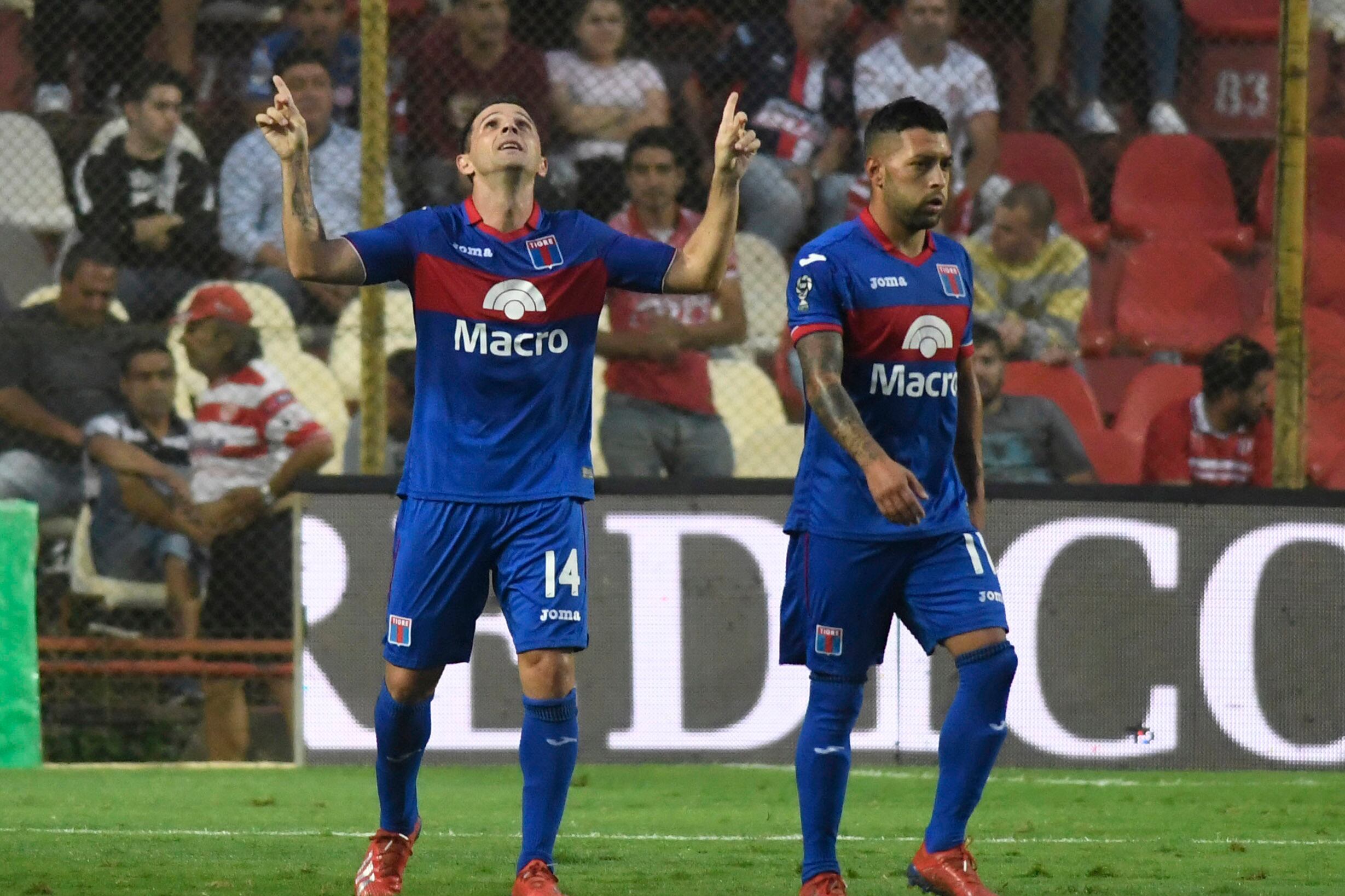 Montillo festeja el segundo de Tigre, después fue reemplazado por Cardozo.
