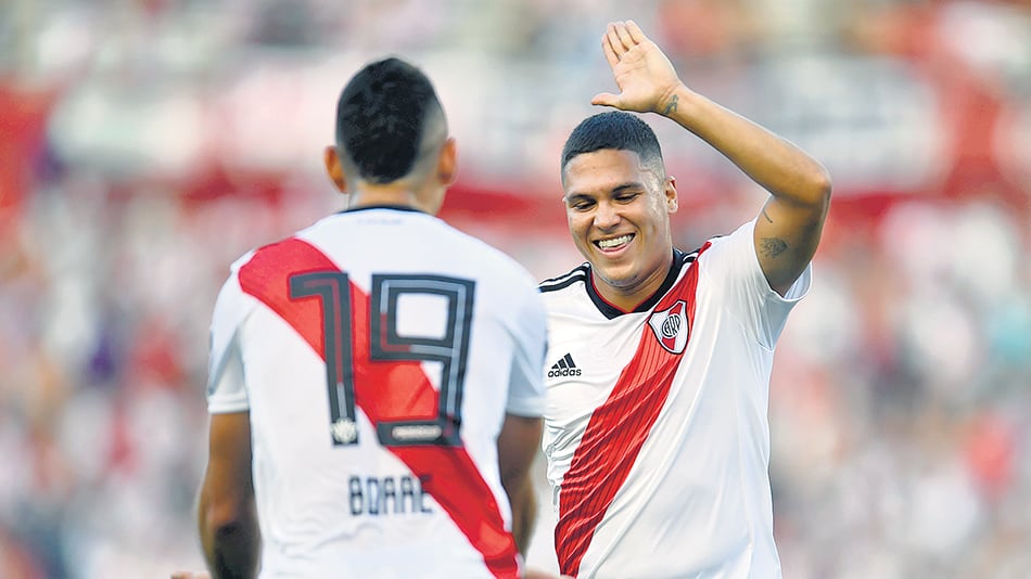 El festejo de Juanfer Quintero con Santos Borré luego del golazo del 10 millonario.