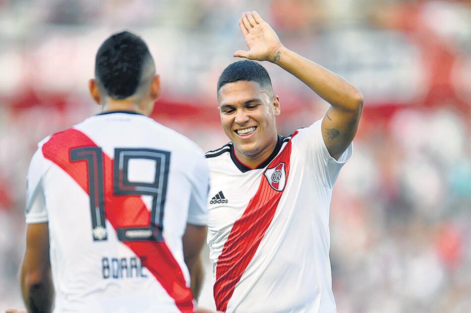 El festejo de Juanfer Quintero con Santos Borré luego del golazo del 10 millonario.