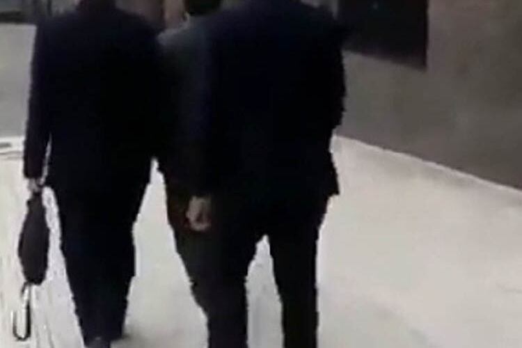 El ministro no dio respuesta mientras se dirigía a su oficina.