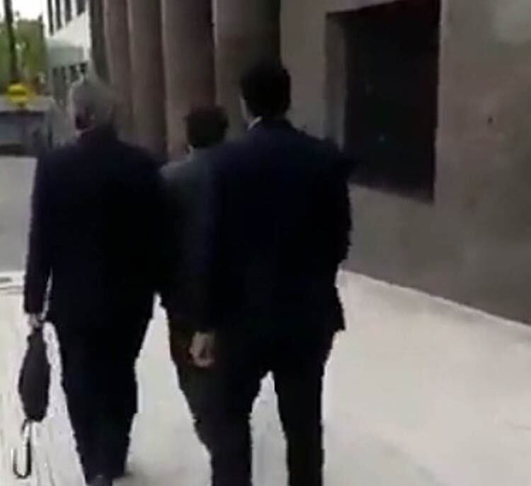 El ministro no dio respuesta mientras se dirigía a su oficina.