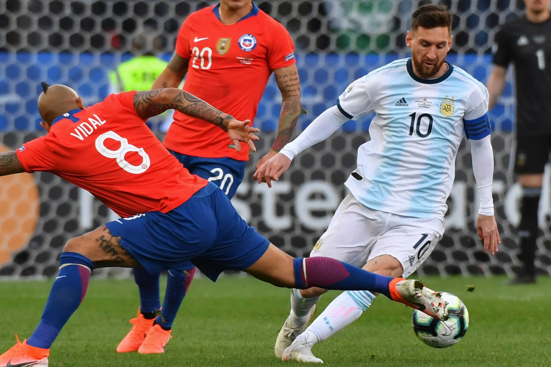 Messi se fue expulsado junto a Medel antes del final del primer tiempo.