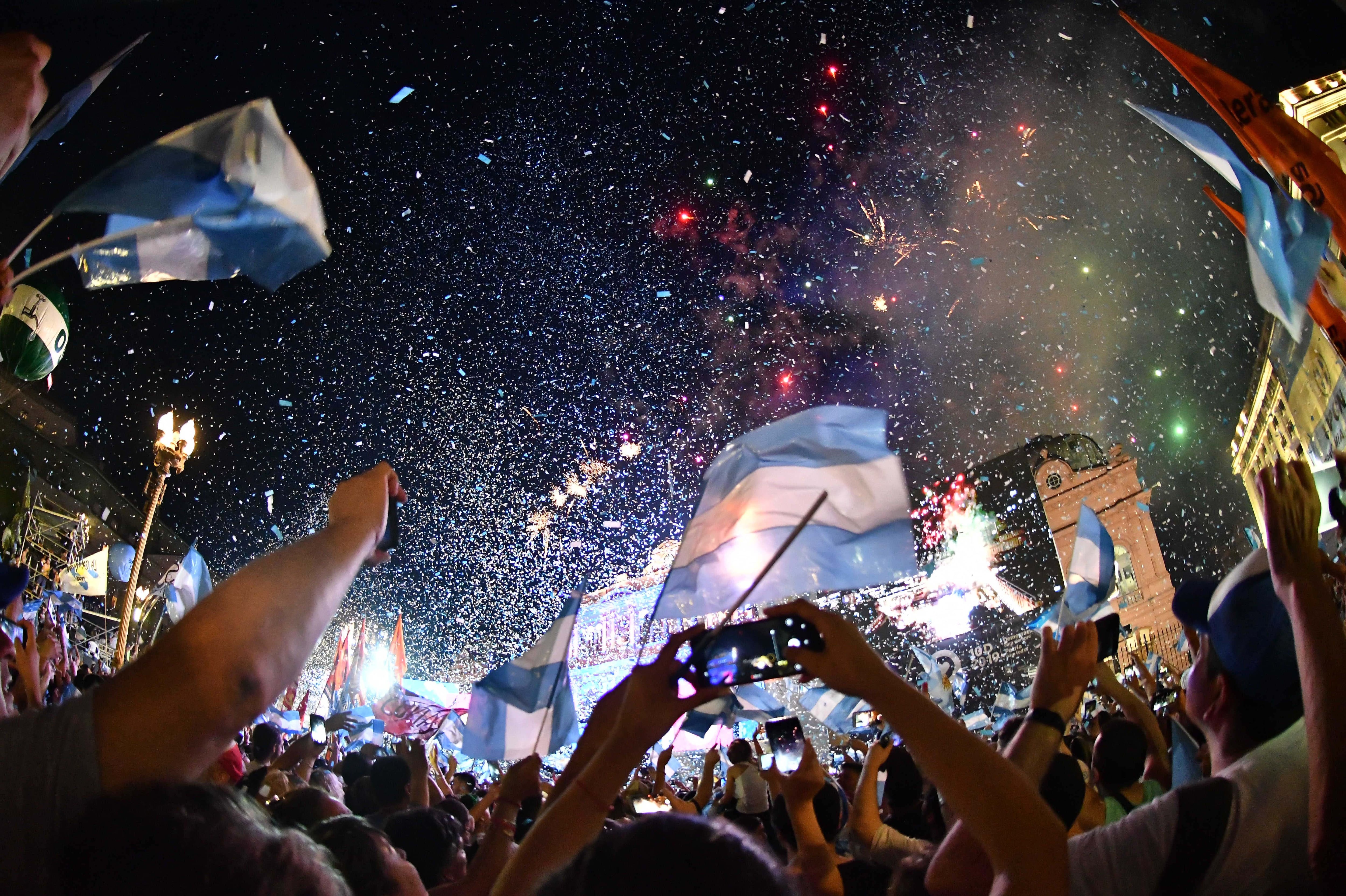 Alegría y llanto de desahogo convivían en la gente que fue pese al calor.