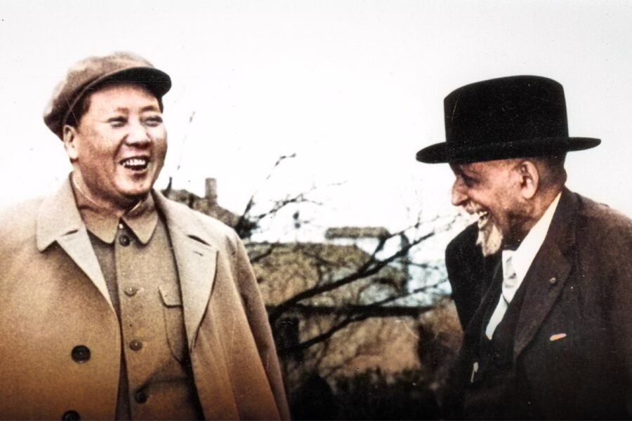 W.E.B. Du Bois, exponente clave de la tradición radical negra, junto al lider de Revolución China Mao Tse-tung. Región de los Lagos, China Central, marzo de 1959.