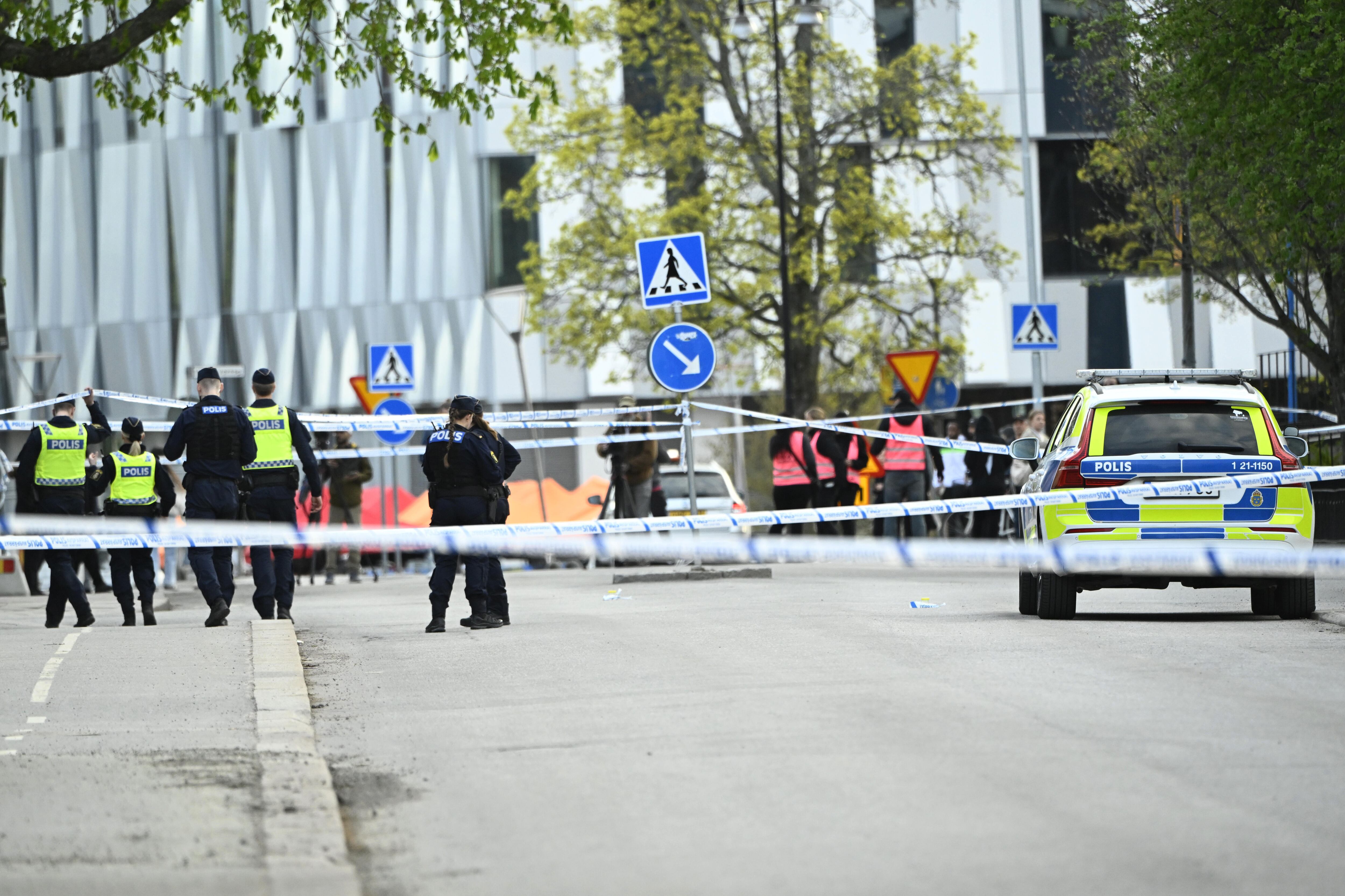 La policía valló la plaza donde ocurrió el tiroteo.