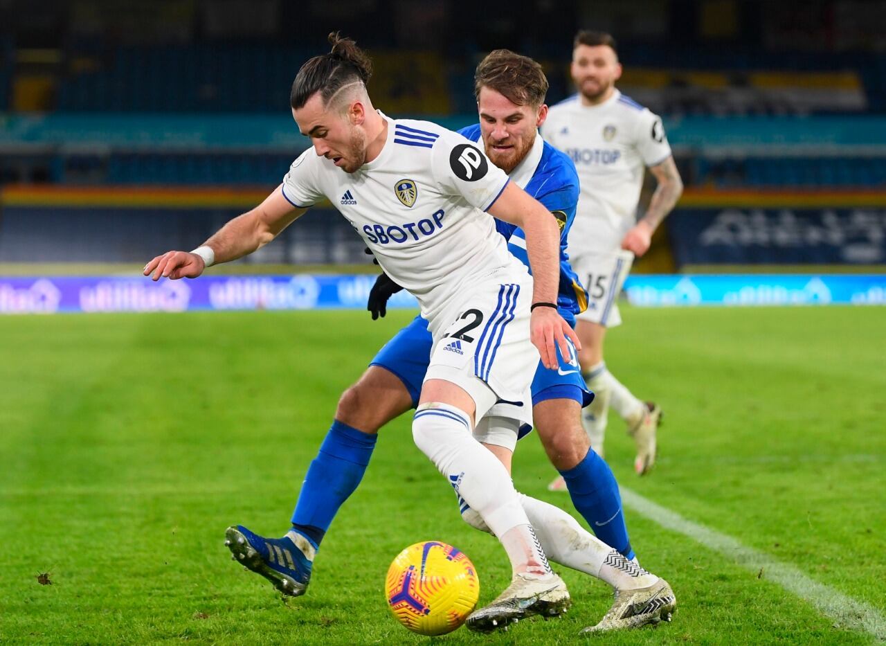 Mac Allister lucha por la pelota.