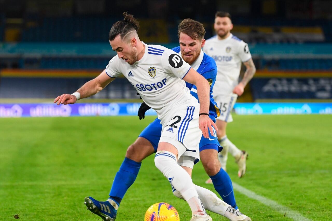 Mac Allister lucha por la pelota.