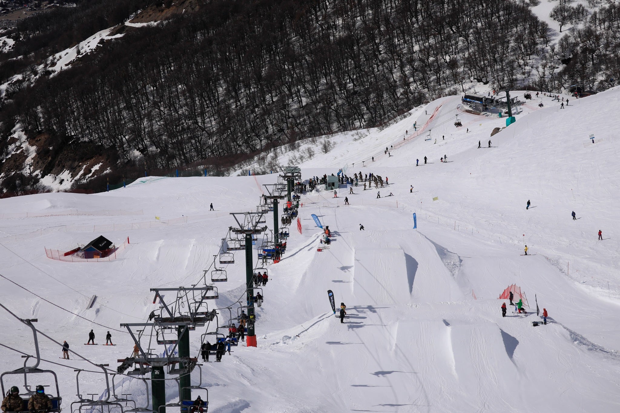 El Catedral posee una altura de 2388 metros sobre el nivel del mar y cuenta con unas 2000 hectáreas de laderas esquiables. (Foto: Catedral Alta Patagonia)