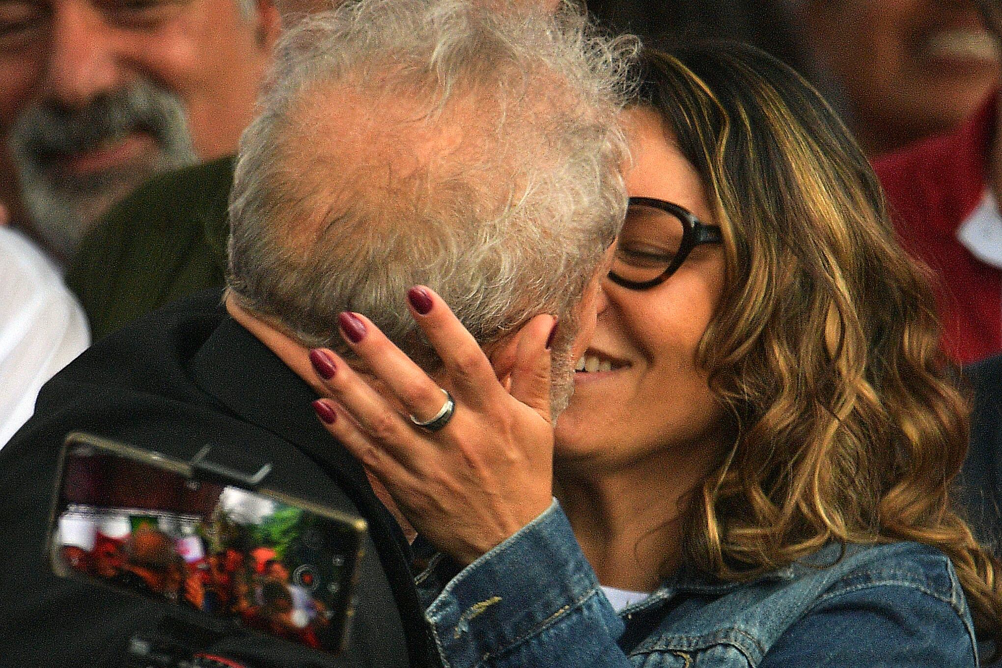 Lula besó a su novia Rosángela, con la que prometió casarse.