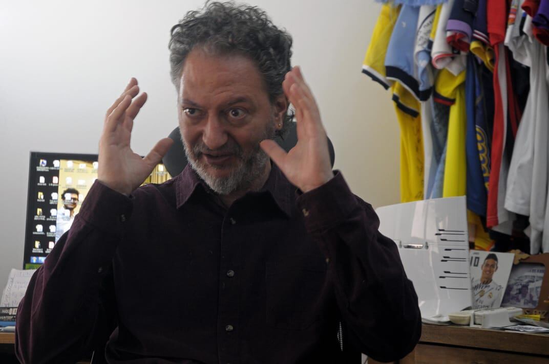 Marcelo Roffé en su lugar de trabajo, rodeado por el deporte