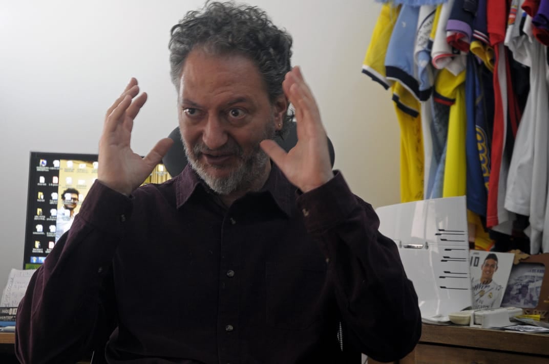 Marcelo Roffé en su lugar de trabajo, rodeado por el deporte